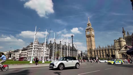 Big-Ben-and-busy-street-in-London-with-people-biking-and-walking-under-a-sunny-sky