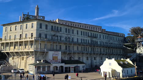 Llegando-A-La-Isla-De-Alcatraz-Y-A-La-Penitenciaría-Federal.