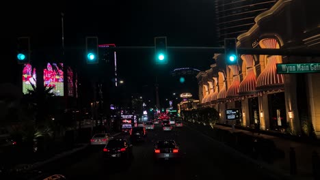 Fahren-Auf-Dem-Las-Vegas-Strip-Bei-Nacht,-Autos,-Ampeln-Und-Beleuchtung-An-Gebäuden,-Nevada,-USA