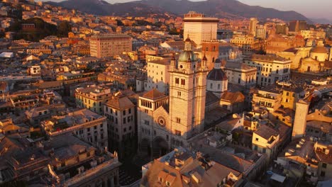 Genuas-Historisches-Zentrum-Bei-Sonnenuntergang,-Mit-Seiner-Ikonischen-Architektur,-Luftaufnahme