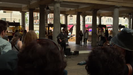 Straßenmusikant-Im-Covent-Garden-Market,-London