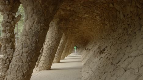 Architektonischer,-Aus-Fels-Gestalteter-Weg-Im-Park-Güell,-Touristenattraktion-Barcelona