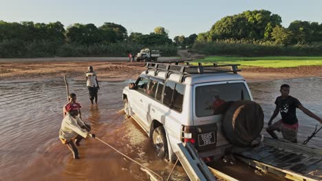 Offroad-4x4-Auto-Verlässt-Die-Fähre