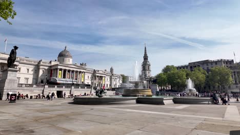 Trafalgar-Square-En-Londres-Con-Fuentes,-Estatuas-Y-Edificios-Históricos-En-Un-Día-Soleado