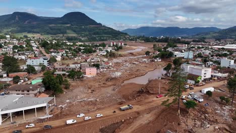 Transporte-De-Residentes-Viaja-A-Pesar-De-La-Crisis-De-La-Ciudad-Y-Los-Edificios-Arrasados