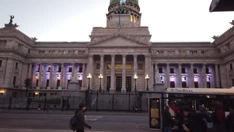 Vista-Frontal-Del-Edificio-Iluminado-Del-Congreso-Nacional-De-Argentina,-Buenos-Aires.