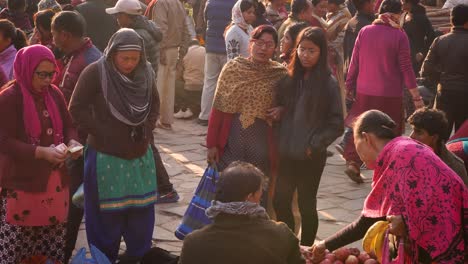 Primer-Plano-De-Intercambio-De-Puestos-En-El-Mercado,-Bhaktapur,-Valle-De-Katmandú,-Nepal