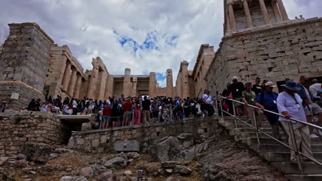 Gente-En-Fila-Visitando-El-Hito-Histórico-De-La-Acrópolis-De-Atenas,-Grecia