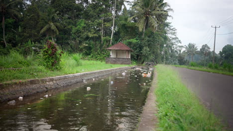 Plastikmüll-Und-Anderer-Müll,-Der-Auf-Dem-Wasserweg-In-Der-Landschaft-Von-Bali-Schwimmt
