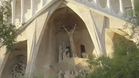 Estatua-De-Jesucristo-En-La-Cruz-En-La-Catedral-De-La-Sagrada-Familia-De-Barcelona