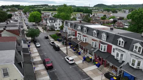 Colorida-Hilera-De-Casas-En-Una-Pequeña-Ciudad-Americana.