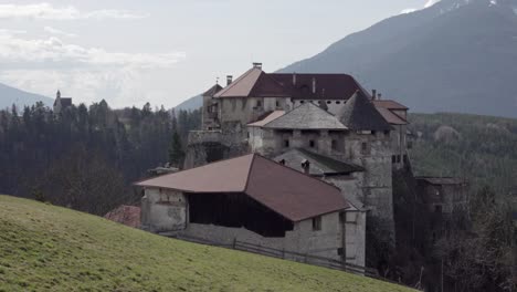 Zoomen-Sie-Auf-Schloss-Rodenegg-An-Einem-Schönen-Sonnigen-Tag