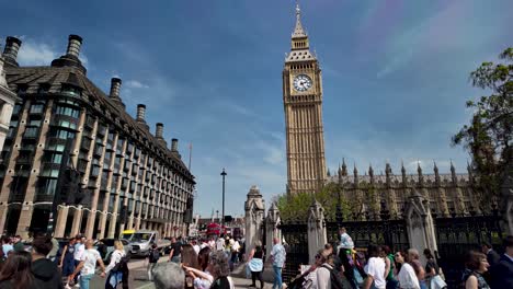 Los-Turistas-Se-Agolpan-En-Westminster-Con-El-Big-Ben-Imponente-Bajo-Un-Cielo-Soleado.