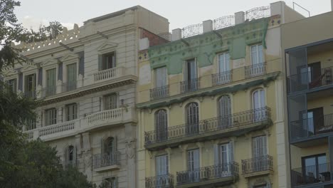 Edificios-De-Apartamentos-Residenciales-En-El-Centro-De-Barcelona-Vista-Exterior.