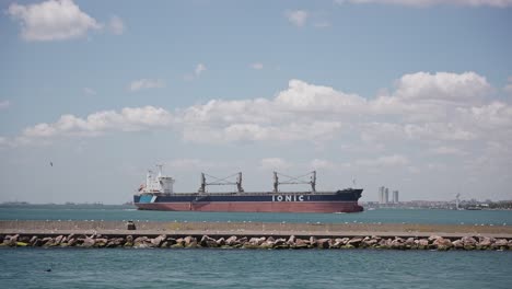 Barcos,-Ferries,-Barcos,-Edificios-Históricos-En-El-Bósforo,-Estanbul,-Turkiye