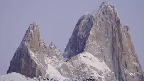 Abwärtsperspektive-Des-Gefrorenen-Mount-Fitz-Roy-Im-Violetten-Morgenlicht-In-Patagonien,-Argentinien