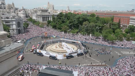 Thousands-of-Real-Madrid-fans-gather-at-Cibeles-Square-to-celebrate-with-Real-Madrid-players-the-36th-Spanish-soccer-league-title,-La-Liga-cup-in-Madrid,-Spain
