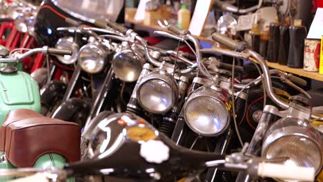 Faros-De-Motocicletas-Antiguas-En-El-Museo-Del-Motor-En-Soltvadkert,-Hungría