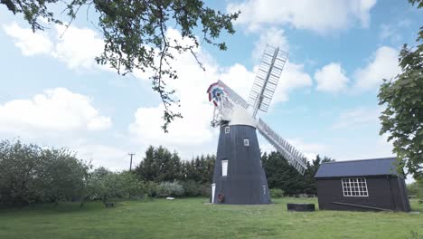 Thelnetham-O-Molino-De-Torre-De-Botones-Restaurado,-Hito-Nostálgico-De-Suffolk