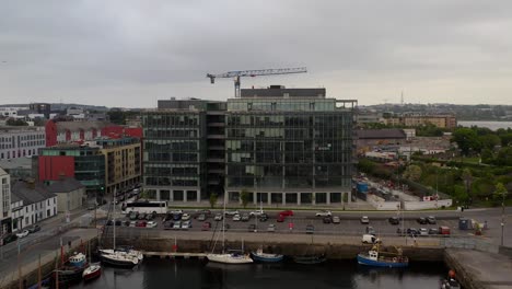 Vista-Aérea:-Edificios-De-Oficinas-De-Bonham-Quay,-Revelando-El-Paisaje-Urbano-De-Galway