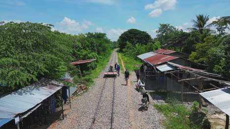 Kleines-Dorf-Am-Ende-Der-Bambus-Eisenbahnstrecke-In-Battambang,-Kambodscha