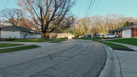 Vorwärts-Drängen-Entlang-Einer-Ruhigen-Straße