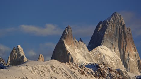 Monte-Fitz-Roy-Bañado-Por-Una-Luz-Dorada-Con-Nubes-A-La-Deriva-En-La-Patagonia,-Argentina