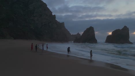 Niñas-Disfrutando-Del-Paisaje-Marino-Al-Atardecer-Nublado