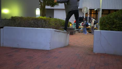 Skateboarder-Macht-Einen-Tailslide-Auf-Einem-Hubba-In-Japan