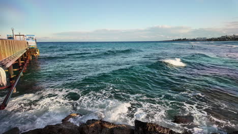 Tranquila-Vista-Al-Mar-Con-Un-Muelle-Que-Se-Adentra-En-El-Agua