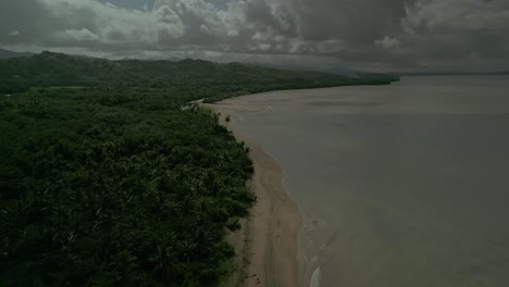 Antena-A-Lo-Largo-De-Costa-Arenosa-Por-Bosques-Verdes-Y-Mar-En-Calma,-Filipinas
