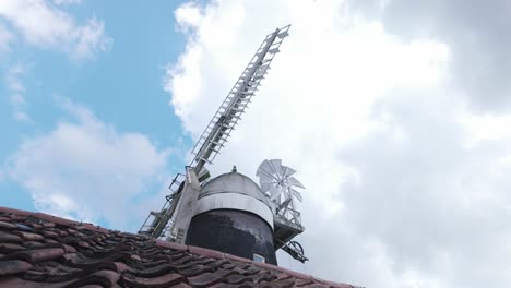 Restauración-De-La-Bomba-Del-Molino-De-Viento-Bardwell,-Hito-Nostálgico-De-Suffolk