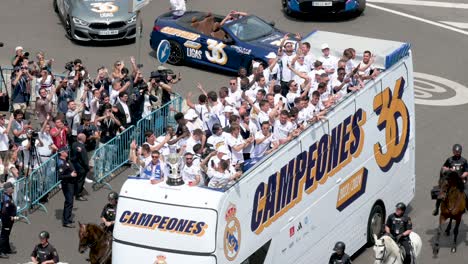 Los-Jugadores-Del-Real-Madrid-Celebran-Ganar-El-36º-Campeonato-De-La-Liga-Española-De-Fútbol,-El-Campeonato-Del-Trofeo-De-La-Liga,-En-La-Plaza-De-Cibeles,-Donde-Miles-De-Aficionados-Se-Reunieron-En-Madrid,-España.