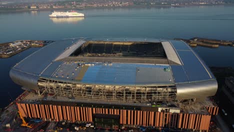 Bramley-Moore-Dock-Everton-Football-Club-Luftaufnahme-über-Stadionbau-Mit-Stena-Boot-An-Der-Uferpromenade-Von-Liverpool