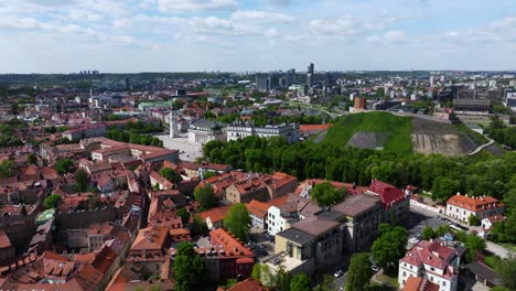 Una-Toma-Aérea-Revela-La-Capital-De-Lituania,-Vilnius,-En-Un-Hermoso-Día-De-Verano.