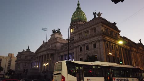 Tráfico-Intenso,-Avenida-Congreso-Nacional-De-Argentina,-Horizonte-Del-Atardecer-De-Buenos-Aires