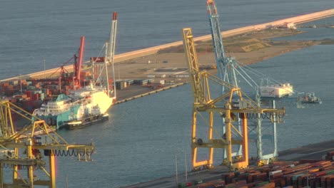 Der-Hafen-Von-Barcelona-Mit-Frachtkränen-Und-Containern-An-Der-Strandpromenade