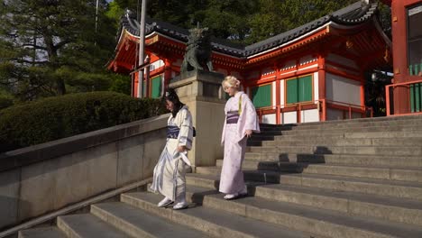 Traditionelle-Japanische-Kleidung-Im-Japanischen-Tempel