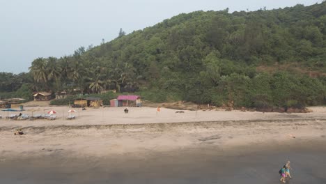 Atemberaubender-Drohnenüberflug-über-Dem-Sandstrand