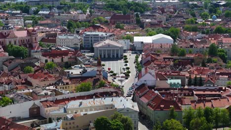 Toma-Cinematográfica-De-Establecimiento-Sobre-El-Ayuntamiento-De-Vilnius-Y-La-Plaza-Del-Ayuntamiento.