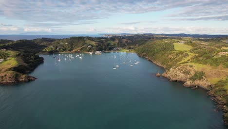 Landscape-Of-Matiatia-Bay-In-Auckland,-New-Zealand---Aerial-Pullback