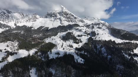 Vista-Panorámica-De-La-Majestuosa-Montaña-Nevada-En-Glarus,-Suiza