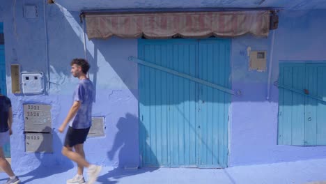 Junges-Paar-Schlendert-Töricht-Durch-Die-Blauen-Straßen-Von-Chefchaouen