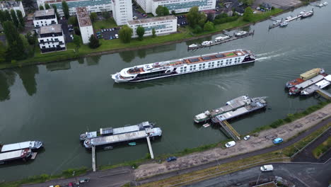 Kreuzfahrtschiffe-Und-Stadthafen-über-Der-Seine-In-Rouen,-Frankreich