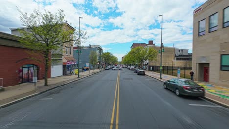 FPV-Geschwindigkeitsflug-über-Die-Hauptstraße-Einer-Amerikanischen-Stadt-An-Bewölkten-Tagen