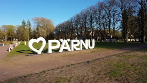 Kultiges-Herzförmiges-„I-Love-Pärnu“-Schild-Im-Central-Park-An-Einem-Sonnigen-Abend