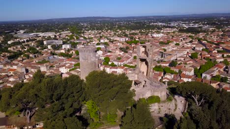 Aerial-establishing-shot-of-the-remains-of-the-châteaurenard-fortress