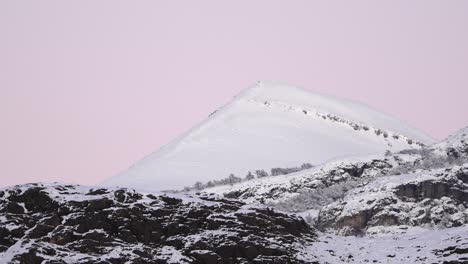 Kontrastierender-Rosa-Himmel,-Graue-Felsen,-Weißer-Schnee-Am-Loma-Del-Pliegue-Tumbado,-Patagonien