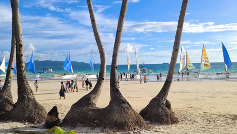 Isla-Boracay,-Filipinas,-Gente-En-La-Playa-Blanca,-Veleros-Y-Palmeras,-Panorama