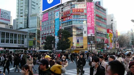 Japanische-Touristen-Beim-Einkaufen,-Straßenüberquerung,-Nutzung-Der-Verkehrsmittel-In-Akihabara,-Tokio,-Durchstöbern-Der-Neuesten-Spiele-Und-Exklusiven-Waren-Inmitten-Der-Lebhaften-Atmosphäre,-Ladeneröffnung-In-Japan-4k-30fps